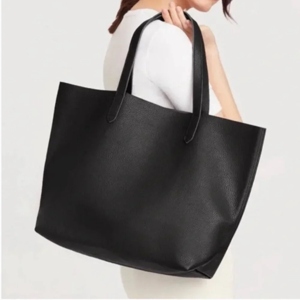 Cuyana Classic Structured Leather Tote in Black Pebbled Leather